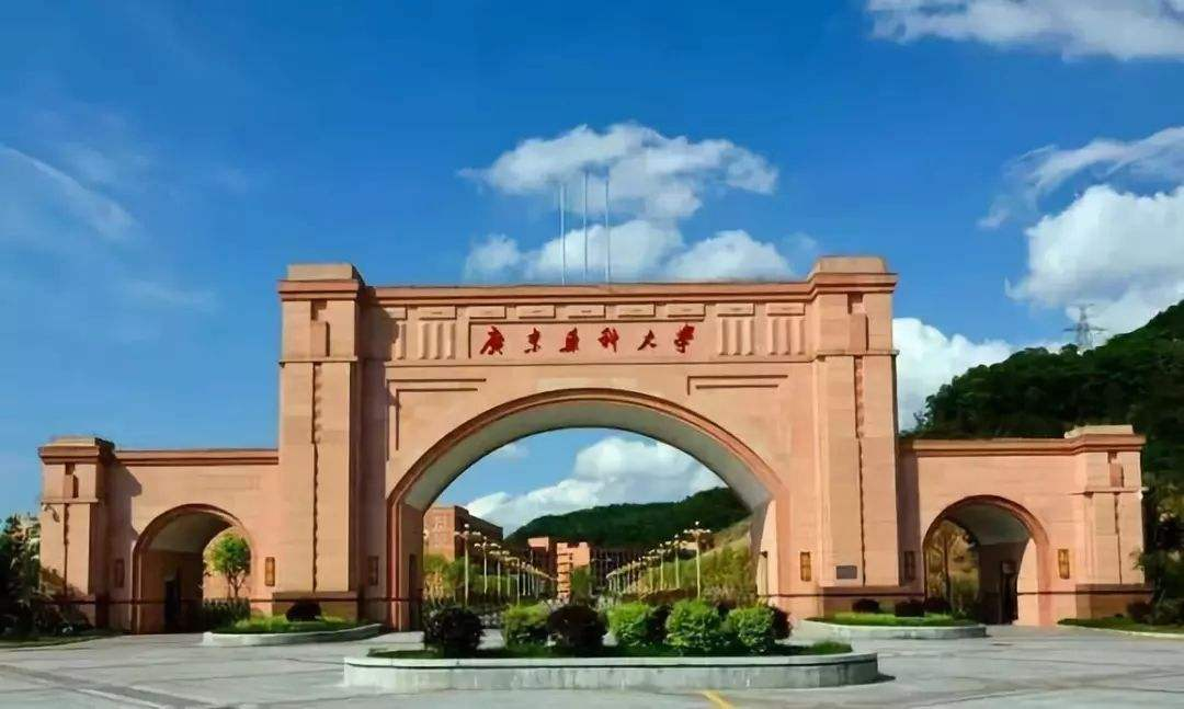 廣東藥科大學云浮校區格力中央空調安裝案例.png